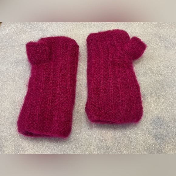 Ladies woolen fingerless gloves from Sundance. EUC - Picture 3 of 5